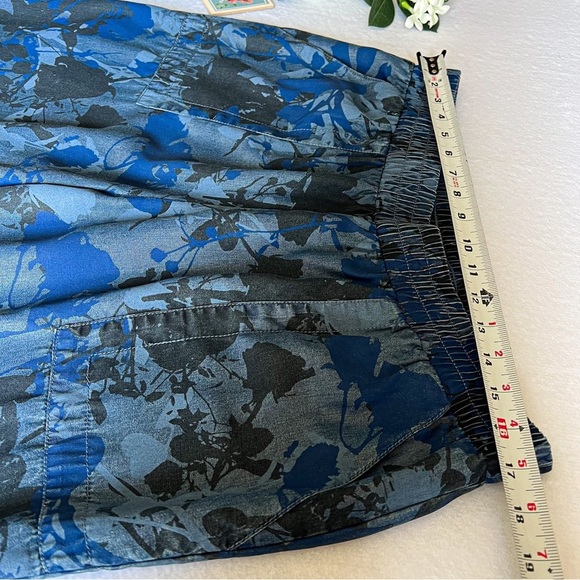 Women’s Sz XL Blue Floral Chambray Pants Camo Print Elastic Waistband - Picture 3 of 11